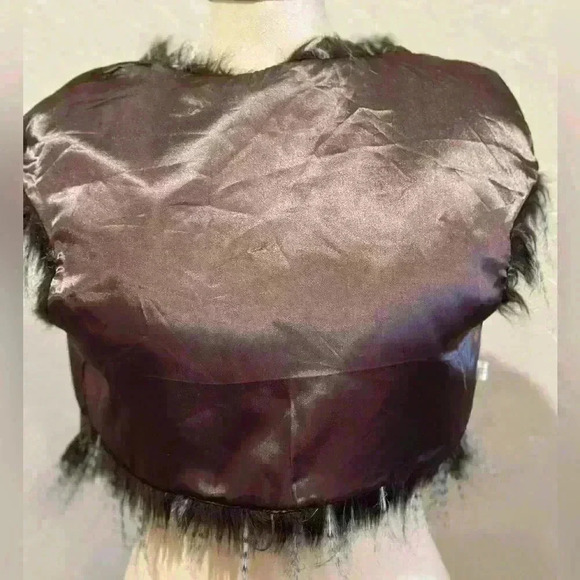 Feathery Faux Fur Vest Fits between a Small and Medium - Picture 8 of 10